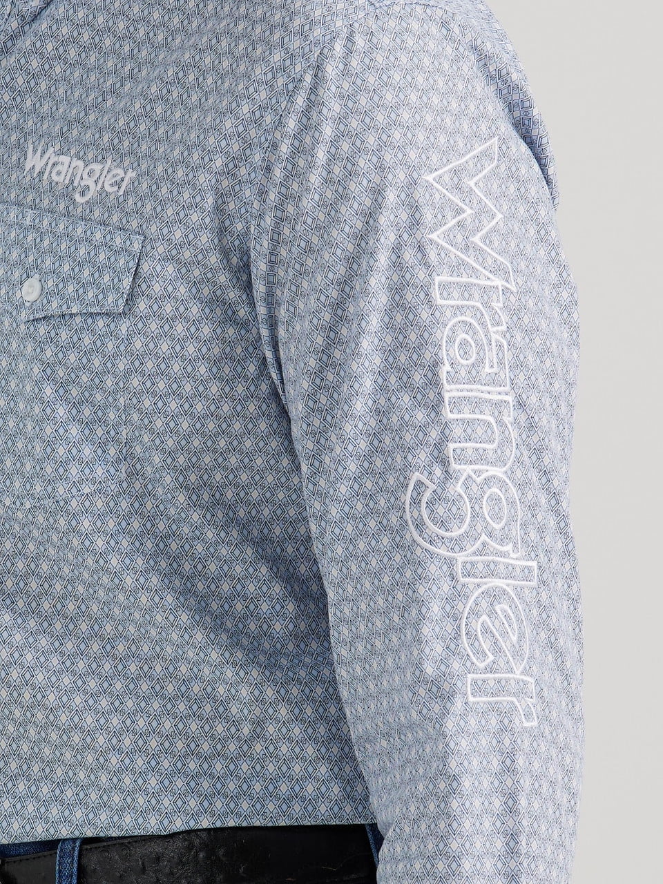 WRANGLER CLASSIC FIT GEO LOGO SLEEVE PALE BLUE 112346235
